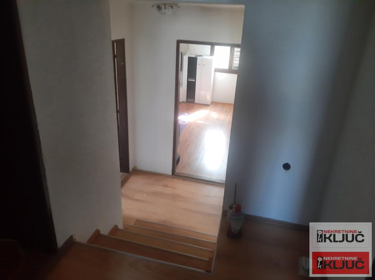 BEOČIN IZDAJE SE TROSOBNA OPREMLJENA KUĆA 4
