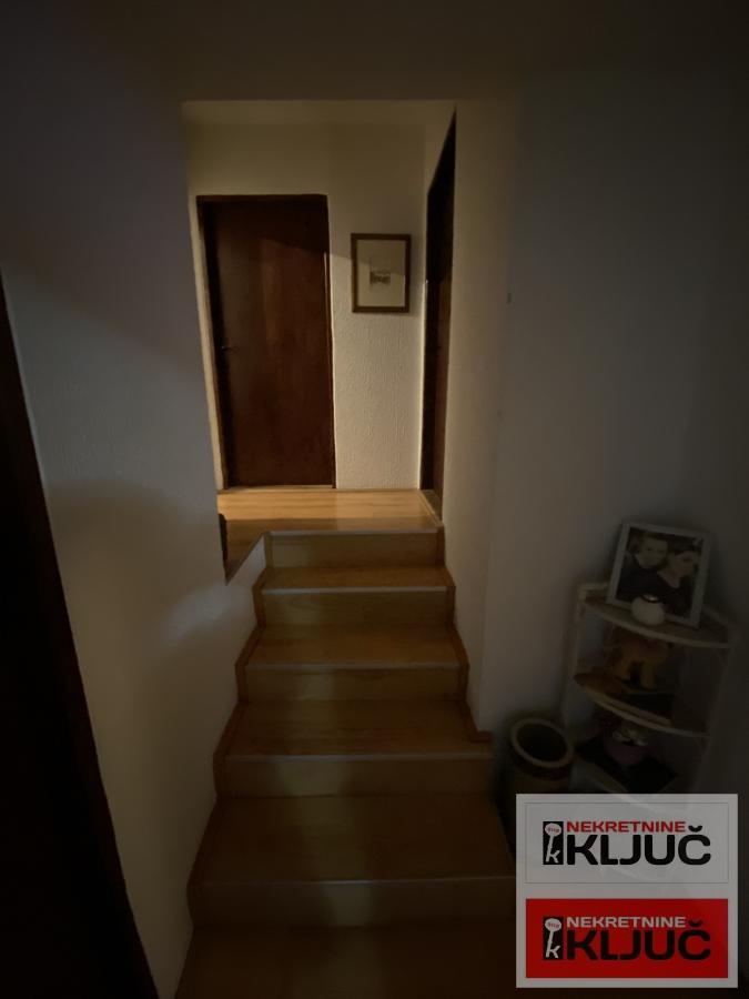 BEOČIN IZDAJE SE TROSOBNA OPREMLJENA KUĆA 9