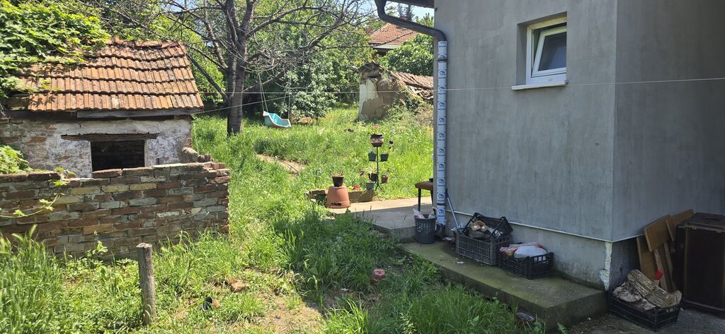 Prodajem plac sa kucom u centru Smedereva 1