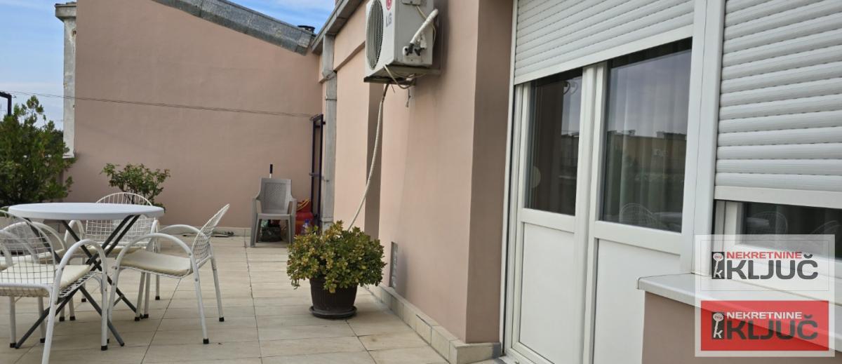 KEJ IZDAJE SE KRATKOROČNO DVOSOBAN NAMEŠTEN STAN 10