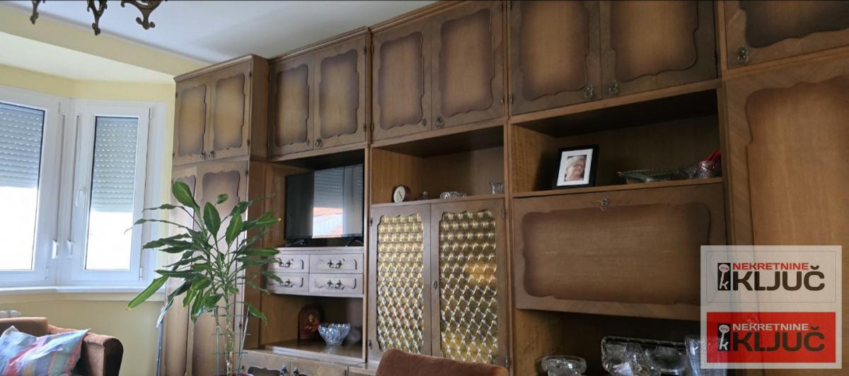 KEJ IZDAJE SE KRATKOROČNO DVOSOBAN NAMEŠTEN STAN 15