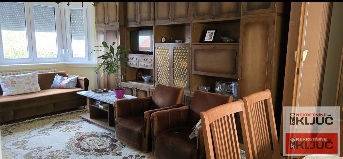 KEJ IZDAJE SE KRATKOROČNO DVOSOBAN NAMEŠTEN STAN 16