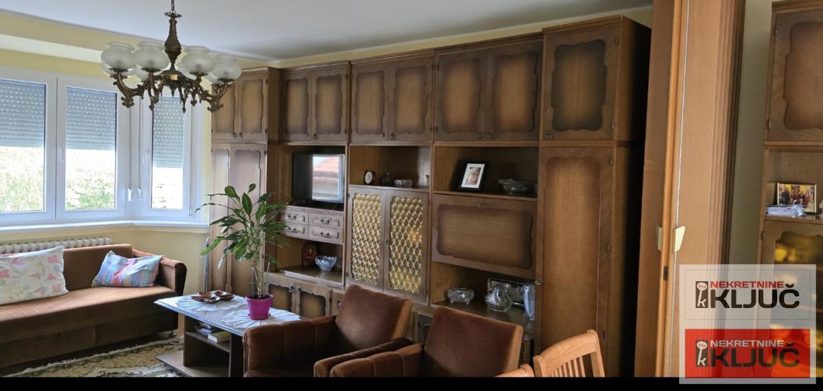 KEJ IZDAJE SE KRATKOROČNO DVOSOBAN NAMEŠTEN STAN 17