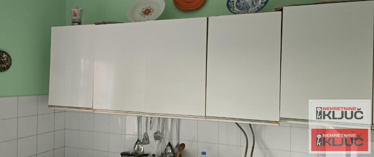 KEJ IZDAJE SE KRATKOROČNO DVOSOBAN NAMEŠTEN STAN 21