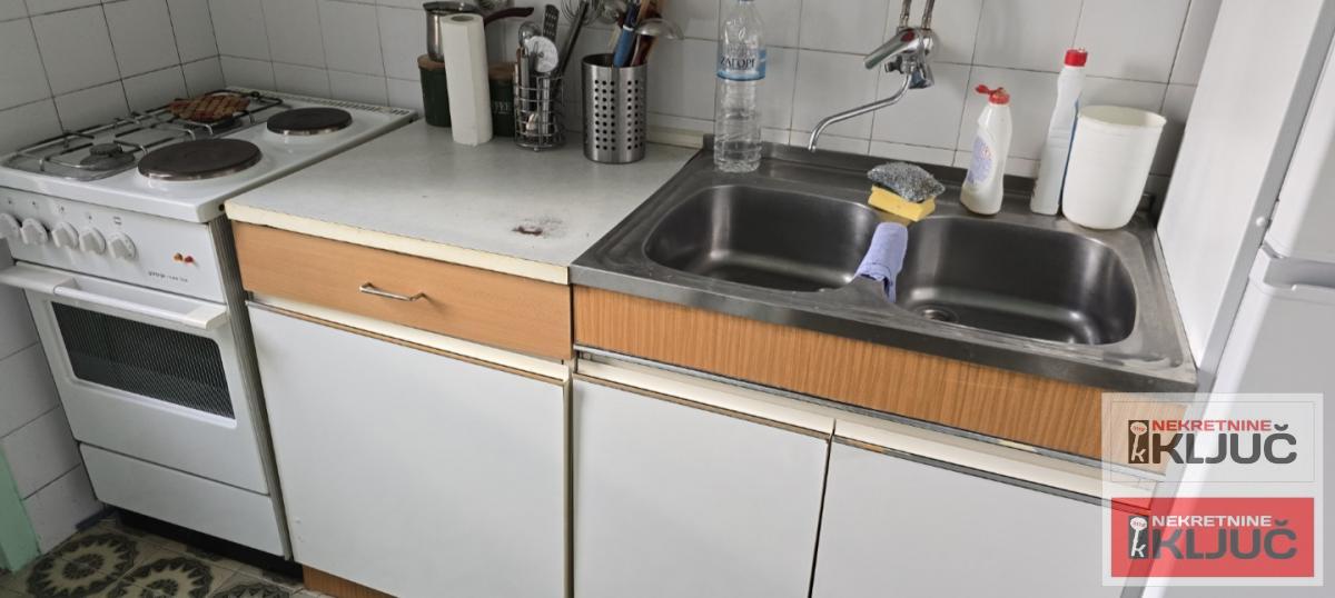 KEJ IZDAJE SE KRATKOROČNO DVOSOBAN NAMEŠTEN STAN 22