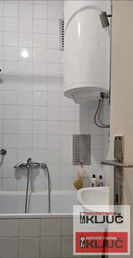 KEJ IZDAJE SE KRATKOROČNO DVOSOBAN NAMEŠTEN STAN 3