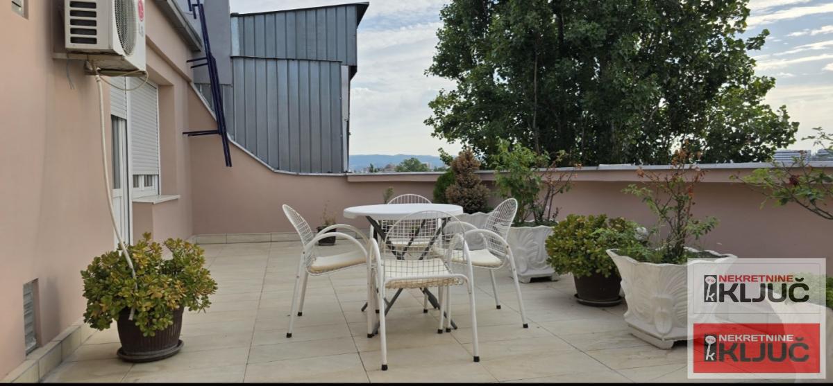 KEJ IZDAJE SE KRATKOROČNO DVOSOBAN NAMEŠTEN STAN 8