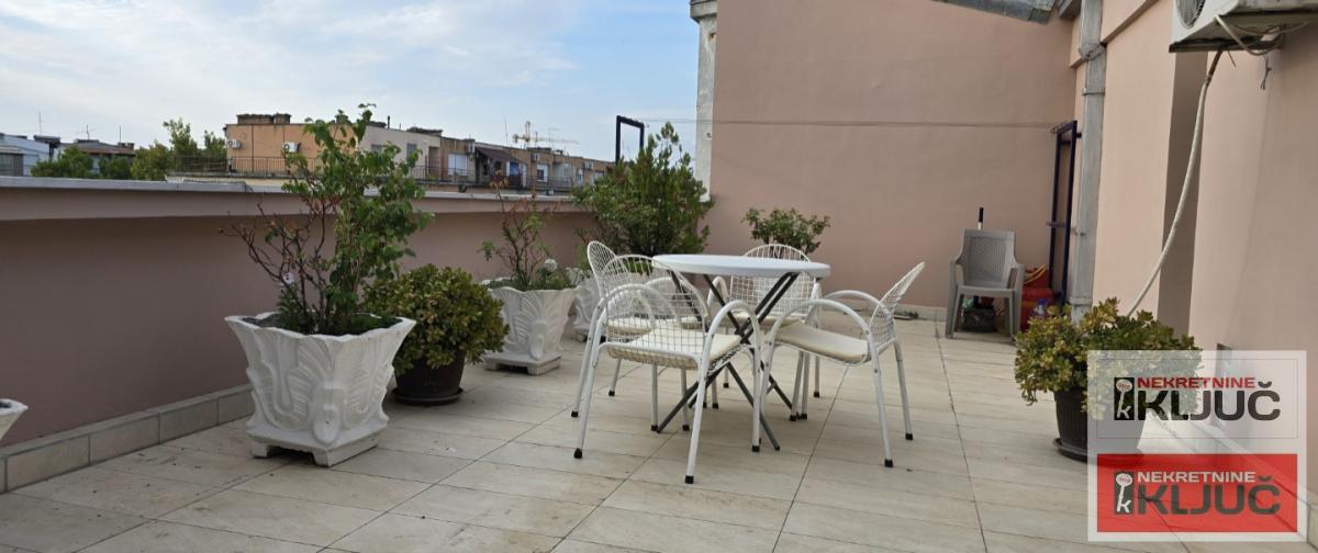 KEJ IZDAJE SE KRATKOROČNO DVOSOBAN NAMEŠTEN STAN 9