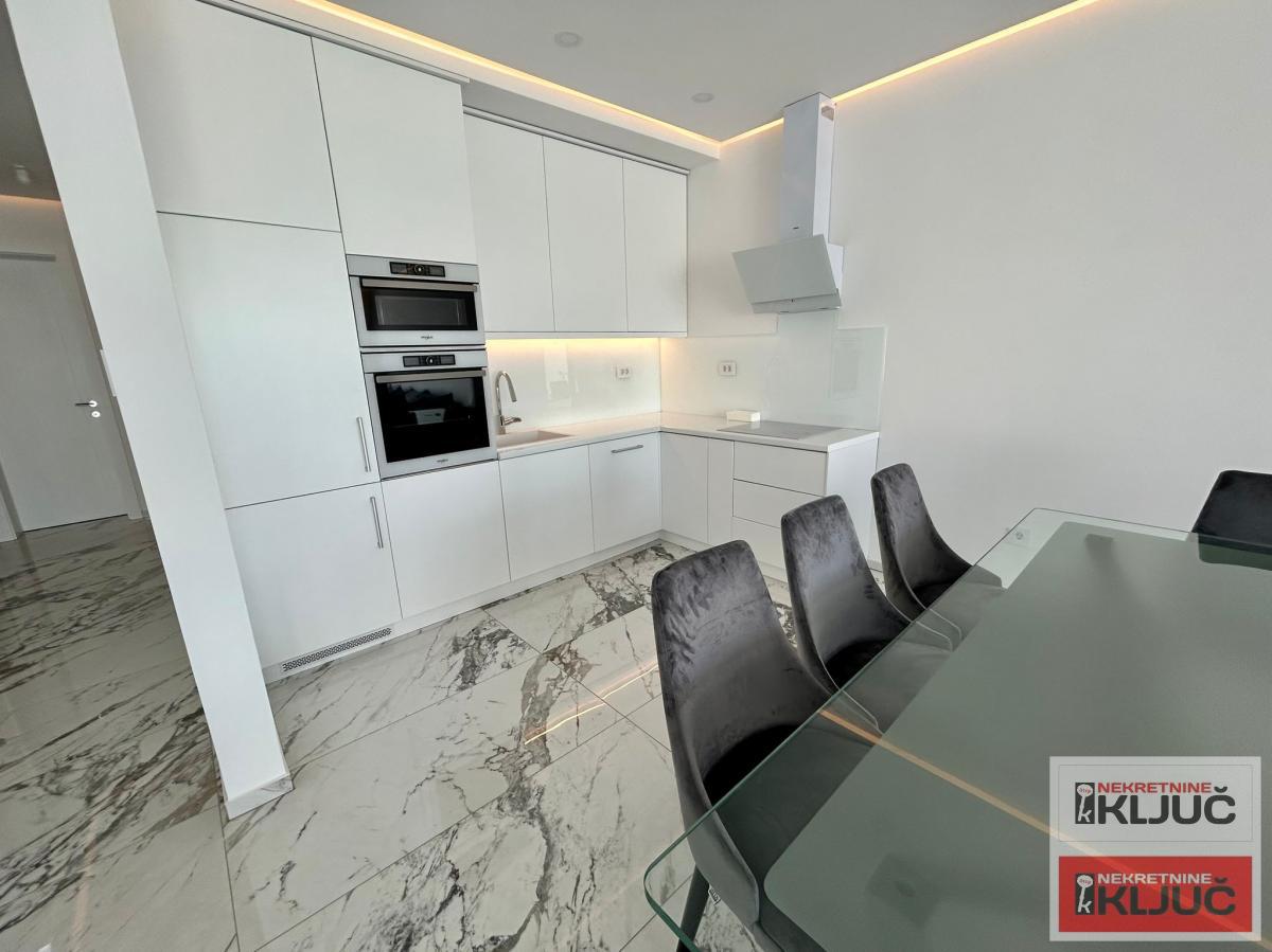 SREMSKA KAMENICA IZDAJE SE LUX KUĆA SA BAZENOM 10