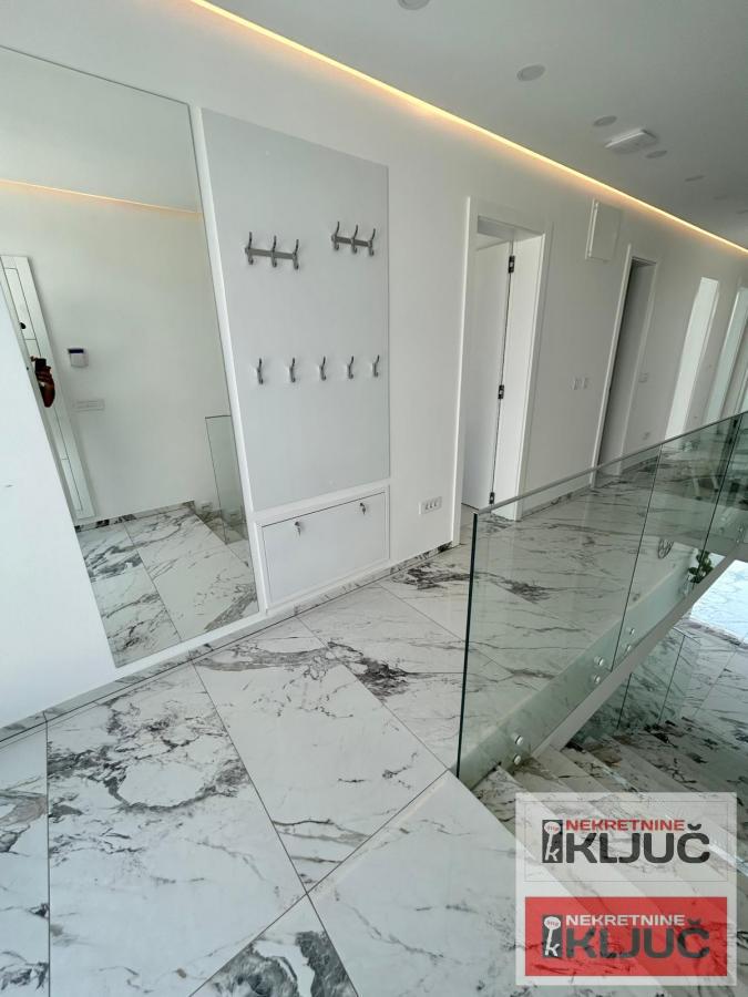 SREMSKA KAMENICA IZDAJE SE LUX KUĆA SA BAZENOM 11