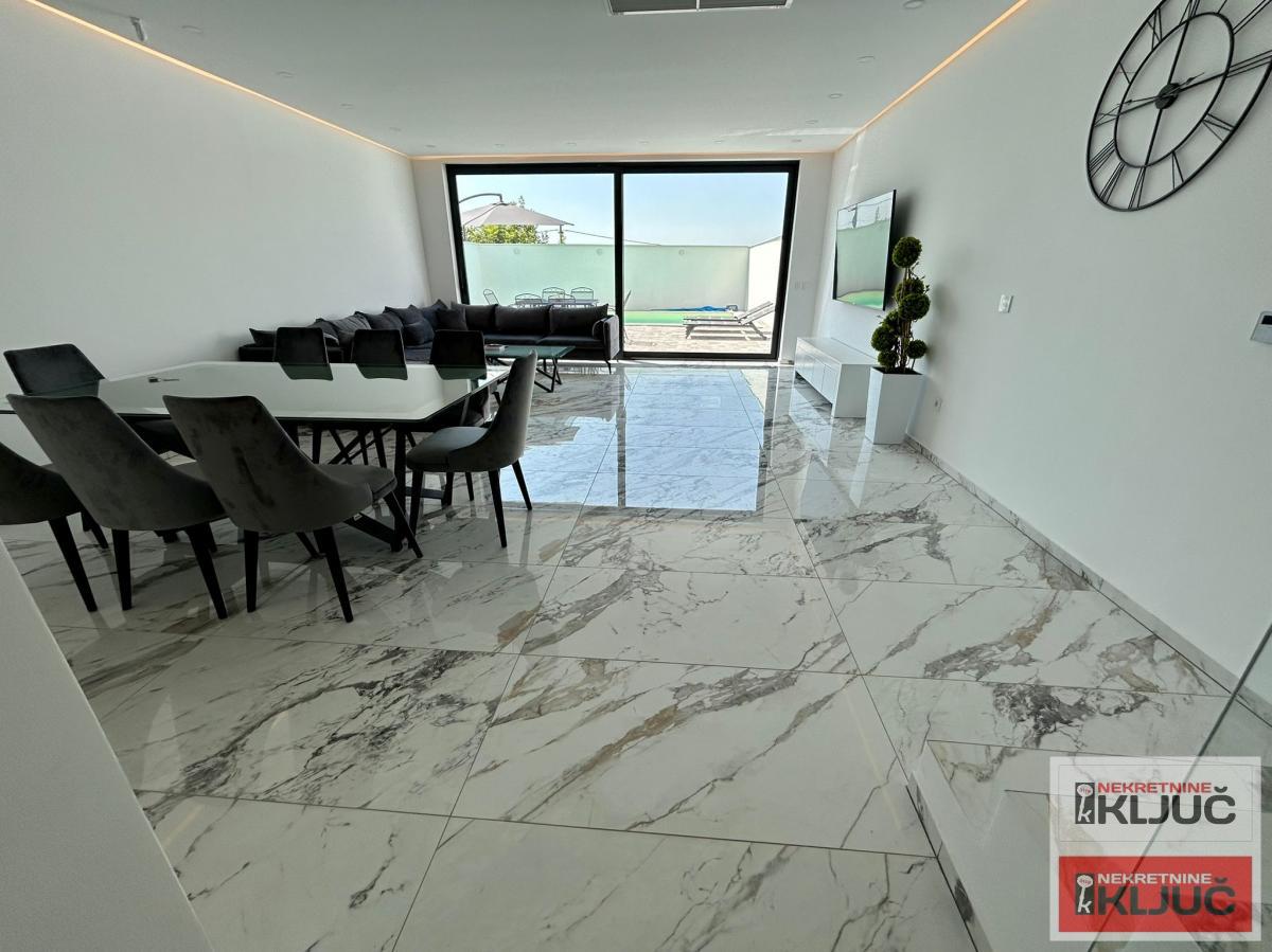 SREMSKA KAMENICA IZDAJE SE LUX KUĆA SA BAZENOM 12