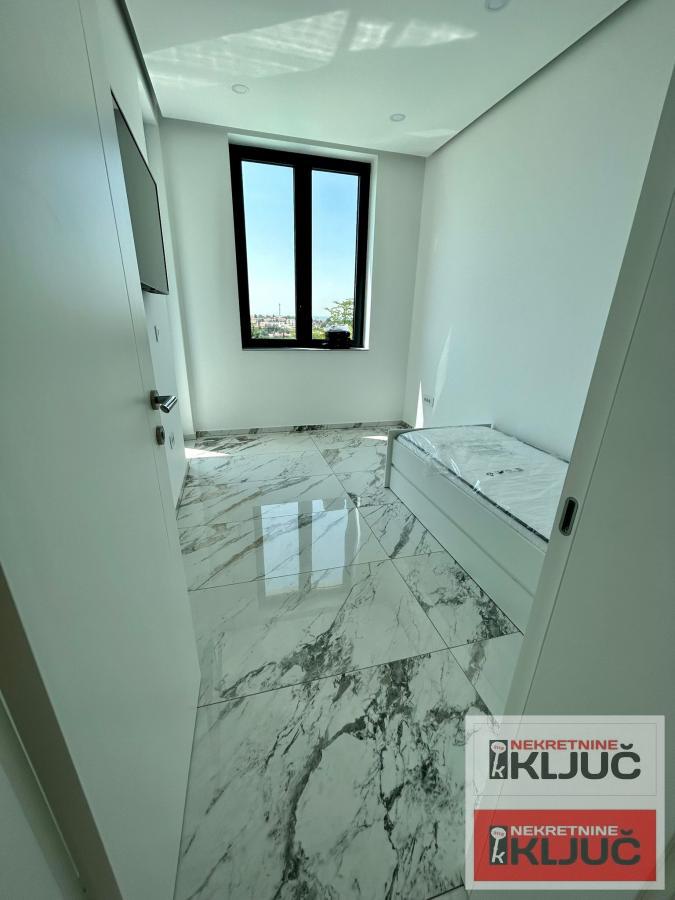 SREMSKA KAMENICA IZDAJE SE LUX KUĆA SA BAZENOM 13