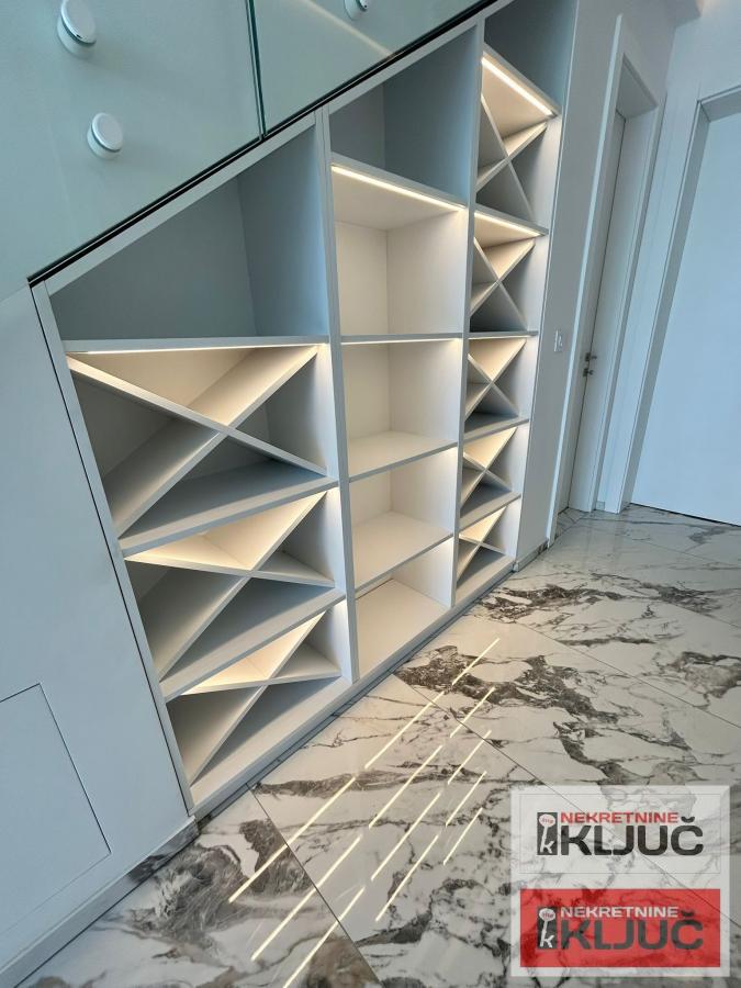 SREMSKA KAMENICA IZDAJE SE LUX KUĆA SA BAZENOM 14