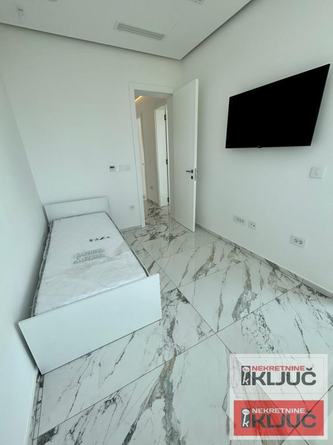 SREMSKA KAMENICA IZDAJE SE LUX KUĆA SA BAZENOM 15