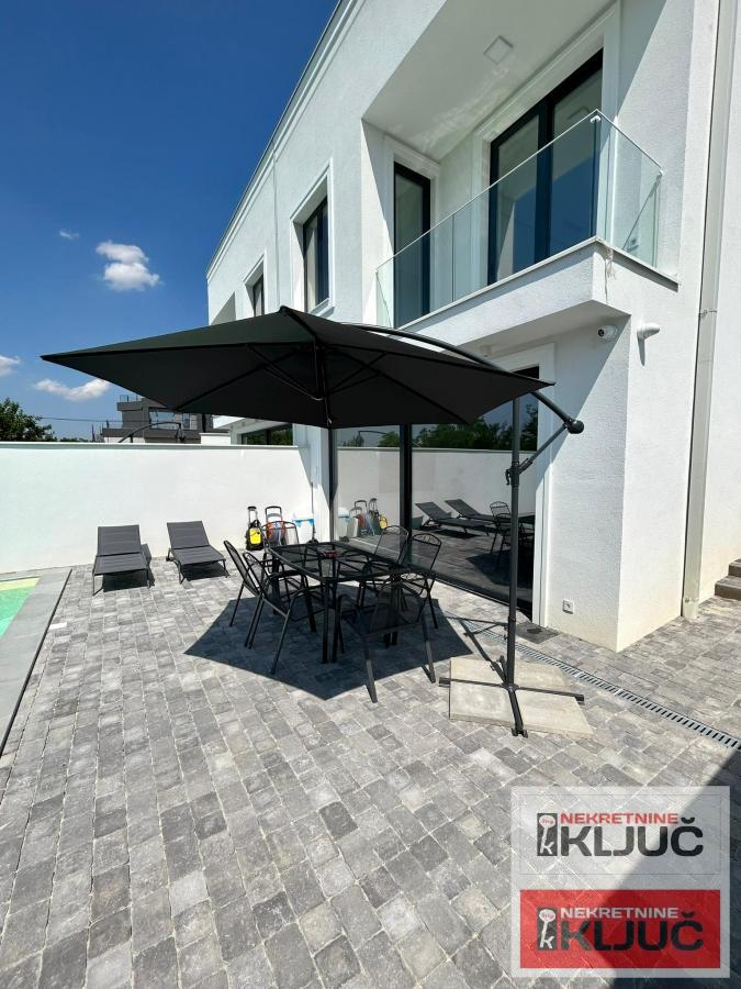 SREMSKA KAMENICA IZDAJE SE LUX KUĆA SA BAZENOM 16