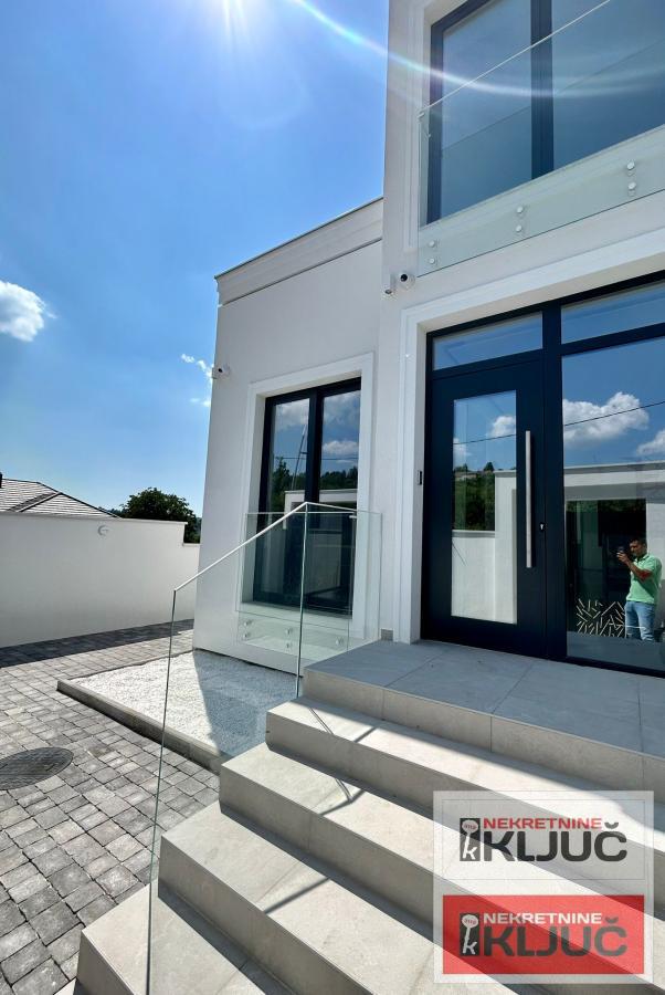 SREMSKA KAMENICA IZDAJE SE LUX KUĆA SA BAZENOM 17