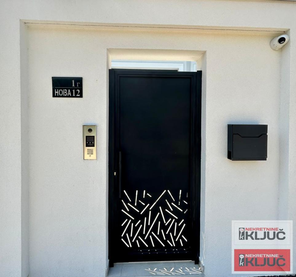 SREMSKA KAMENICA IZDAJE SE LUX KUĆA SA BAZENOM 18