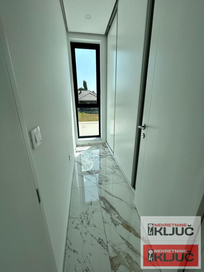 SREMSKA KAMENICA IZDAJE SE LUX KUĆA SA BAZENOM 19