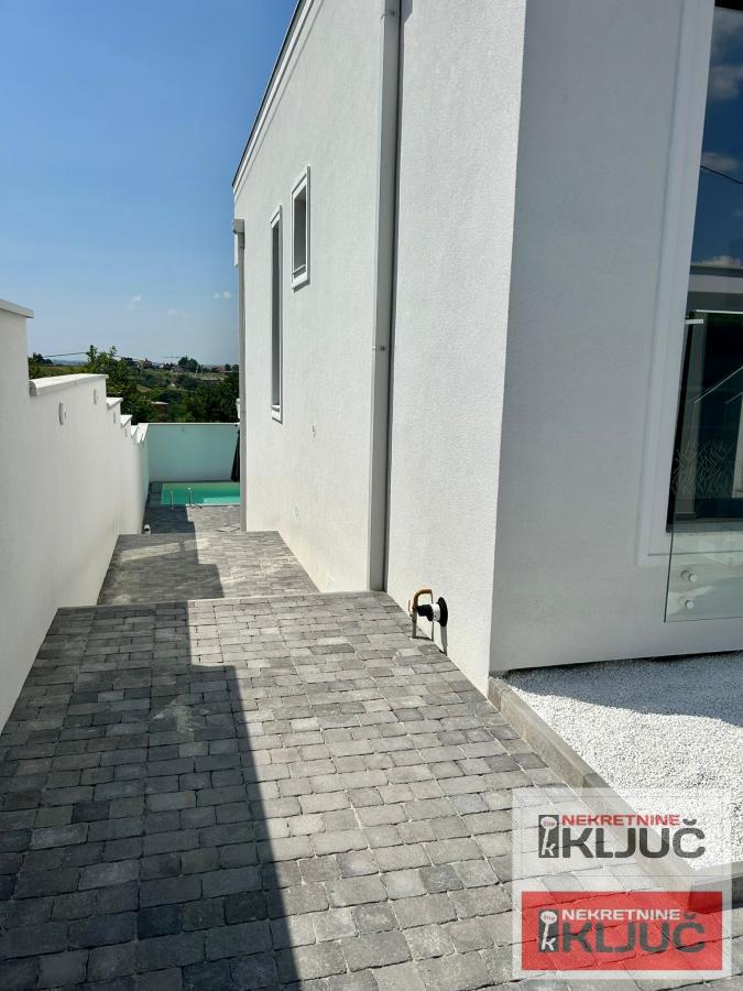 SREMSKA KAMENICA IZDAJE SE LUX KUĆA SA BAZENOM 20