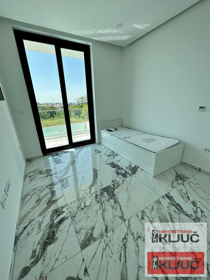 SREMSKA KAMENICA IZDAJE SE LUX KUĆA SA BAZENOM 21