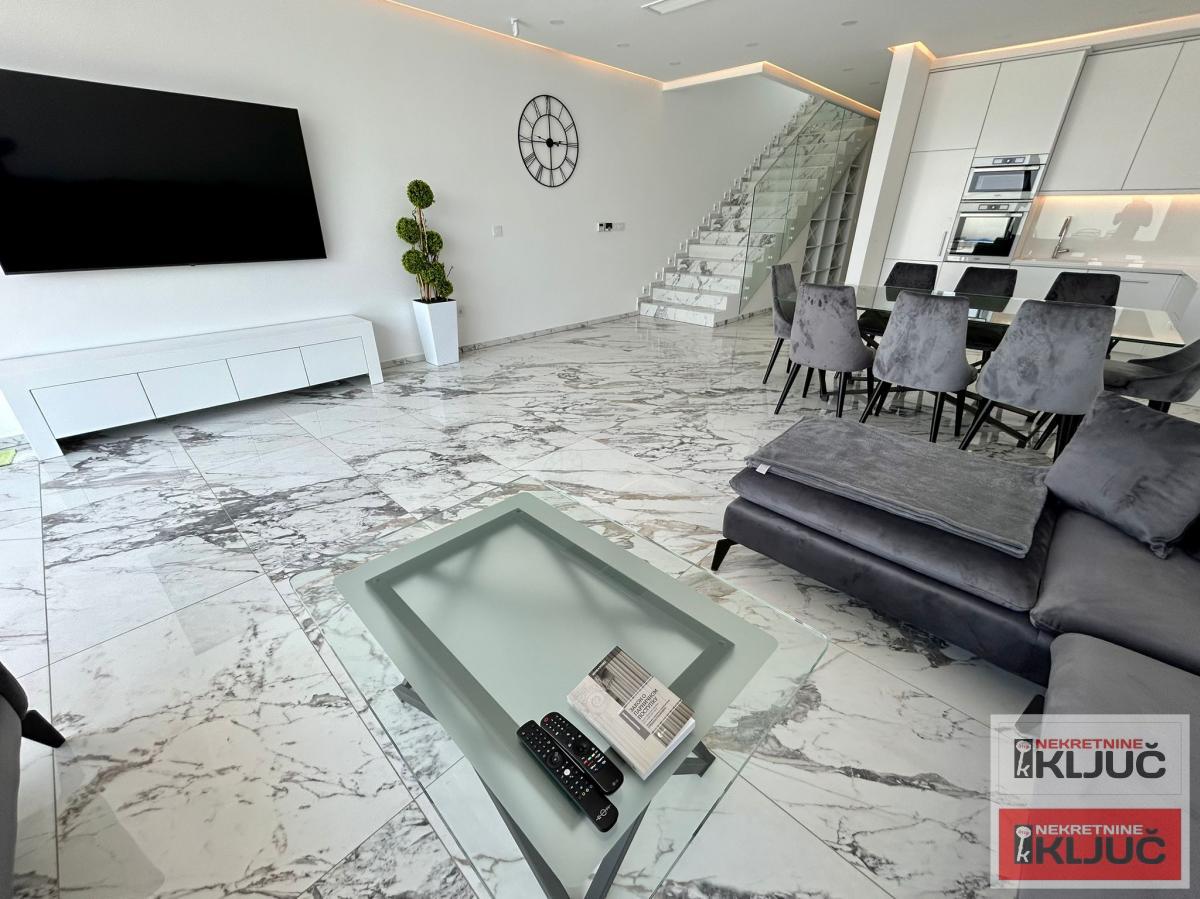 SREMSKA KAMENICA IZDAJE SE LUX KUĆA SA BAZENOM 22