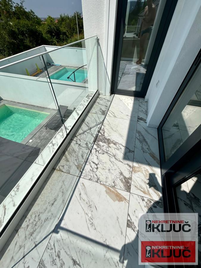 SREMSKA KAMENICA IZDAJE SE LUX KUĆA SA BAZENOM 23