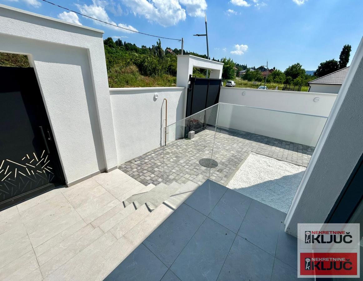 SREMSKA KAMENICA IZDAJE SE LUX KUĆA SA BAZENOM 24