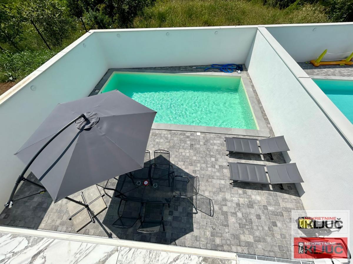 SREMSKA KAMENICA IZDAJE SE LUX KUĆA SA BAZENOM 25