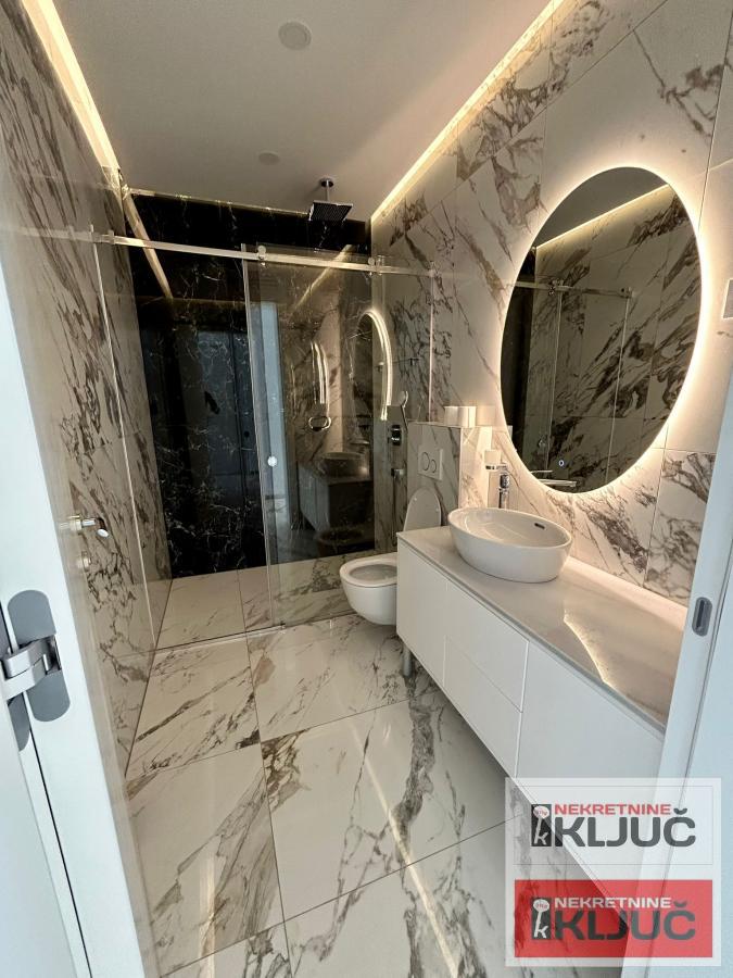 SREMSKA KAMENICA IZDAJE SE LUX KUĆA SA BAZENOM 26