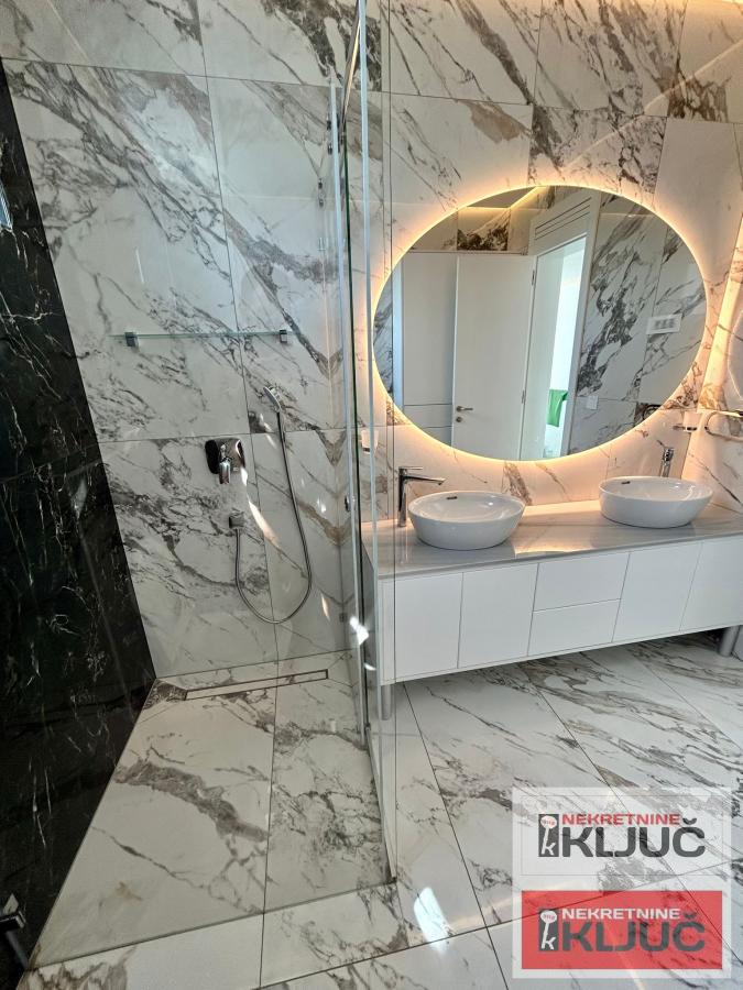 SREMSKA KAMENICA IZDAJE SE LUX KUĆA SA BAZENOM 28