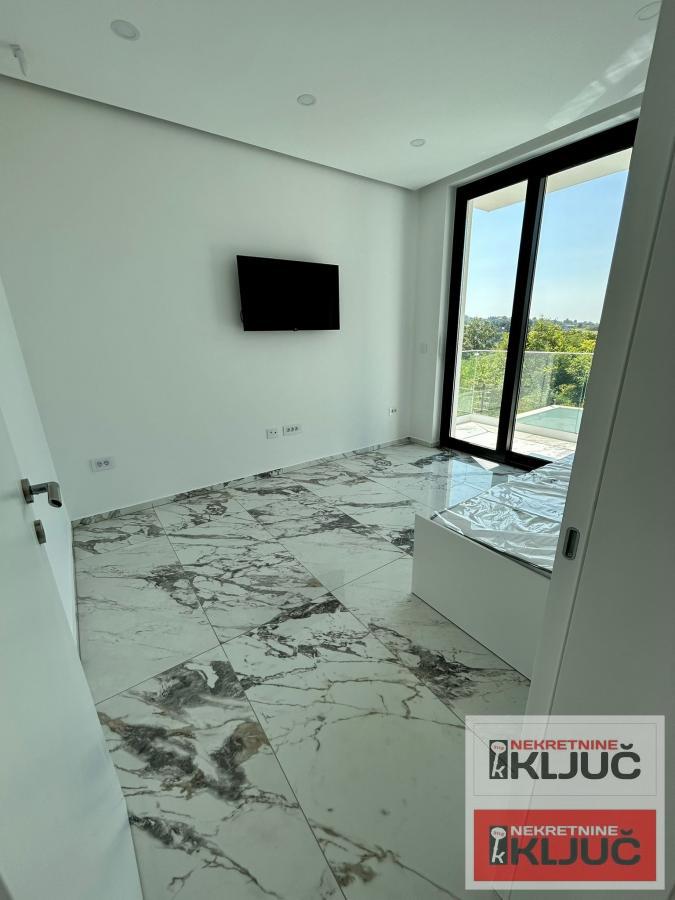 SREMSKA KAMENICA IZDAJE SE LUX KUĆA SA BAZENOM 3