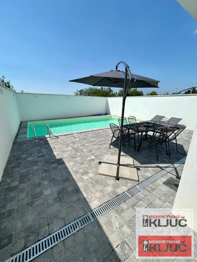 SREMSKA KAMENICA IZDAJE SE LUX KUĆA SA BAZENOM 30