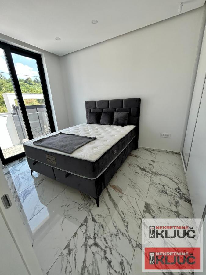 SREMSKA KAMENICA IZDAJE SE LUX KUĆA SA BAZENOM 4