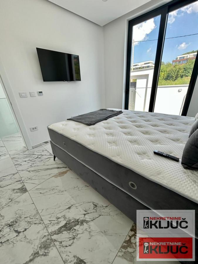 SREMSKA KAMENICA IZDAJE SE LUX KUĆA SA BAZENOM 5