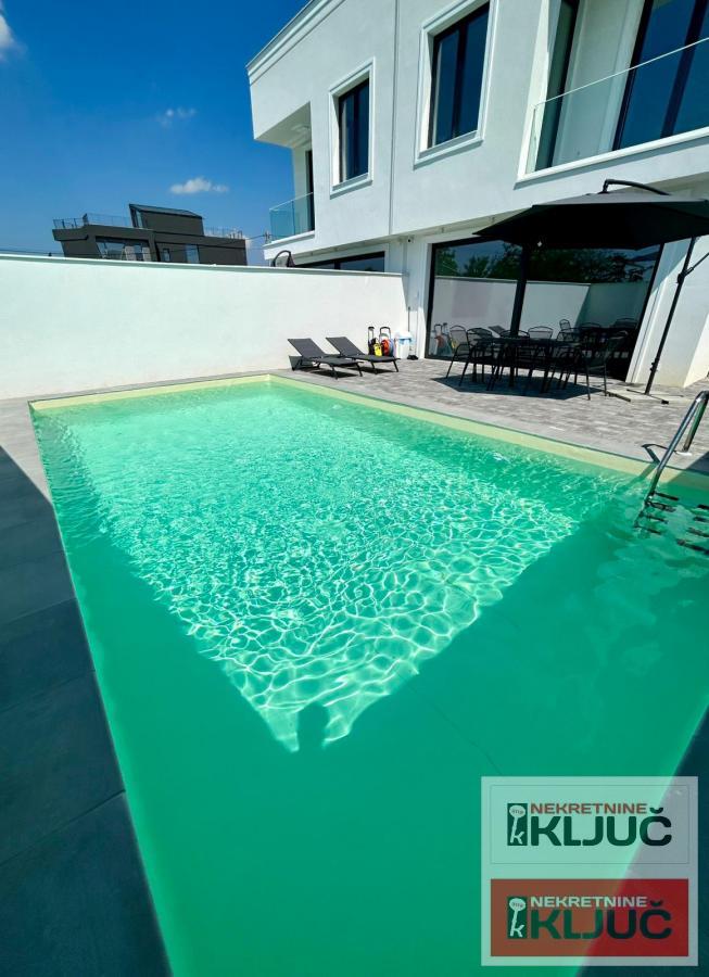 SREMSKA KAMENICA IZDAJE SE LUX KUĆA SA BAZENOM 6