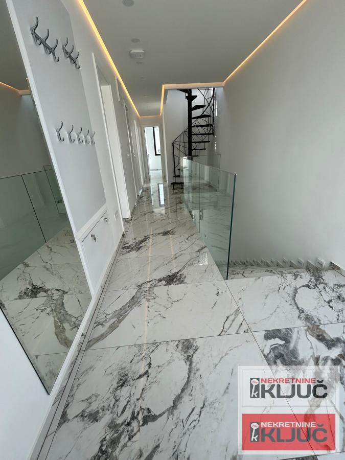 SREMSKA KAMENICA IZDAJE SE LUX KUĆA SA BAZENOM 7