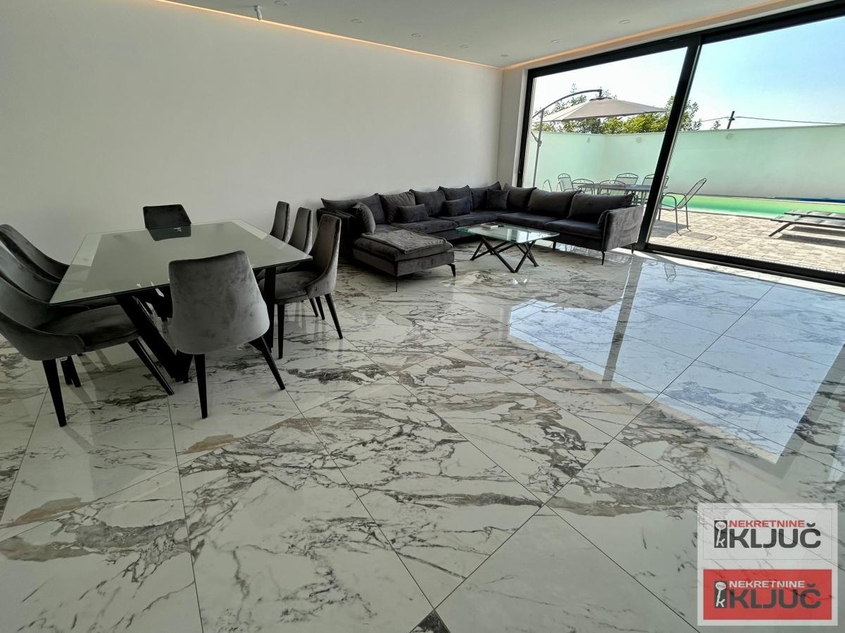 SREMSKA KAMENICA IZDAJE SE LUX KUĆA SA BAZENOM 8