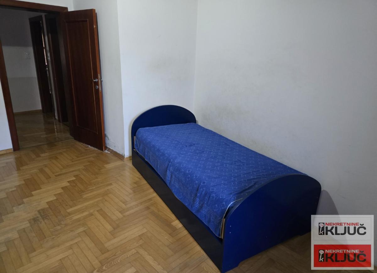 SAJAM IZDAJE SE KOMPLETNO OPREMLJENA KUĆA 24