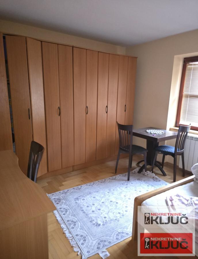 SAJAM IZDAJE SE KOMPLETNO OPREMLJENA KUĆA 33