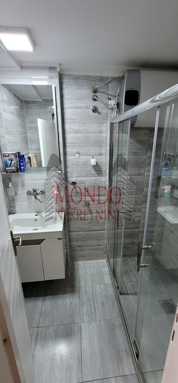 Trosoban stan u centru, cg, šesti sprat, Niš 7