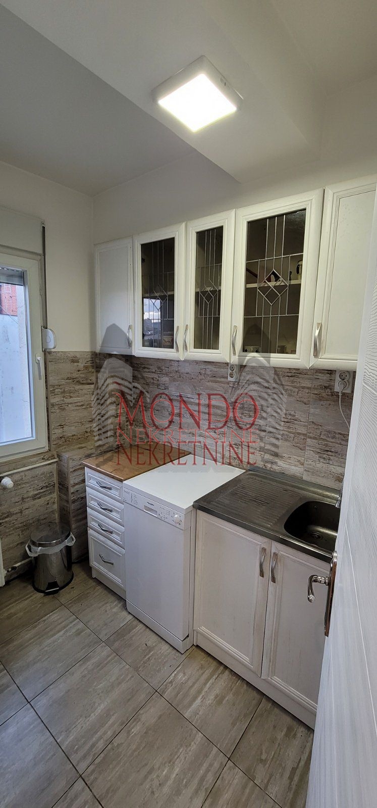 Trosoban stan u centru, cg, šesti sprat, Niš 3