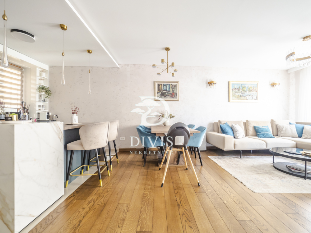 Prodajemo odličan 4 0 stan  110m2  Južni Bulevar 1