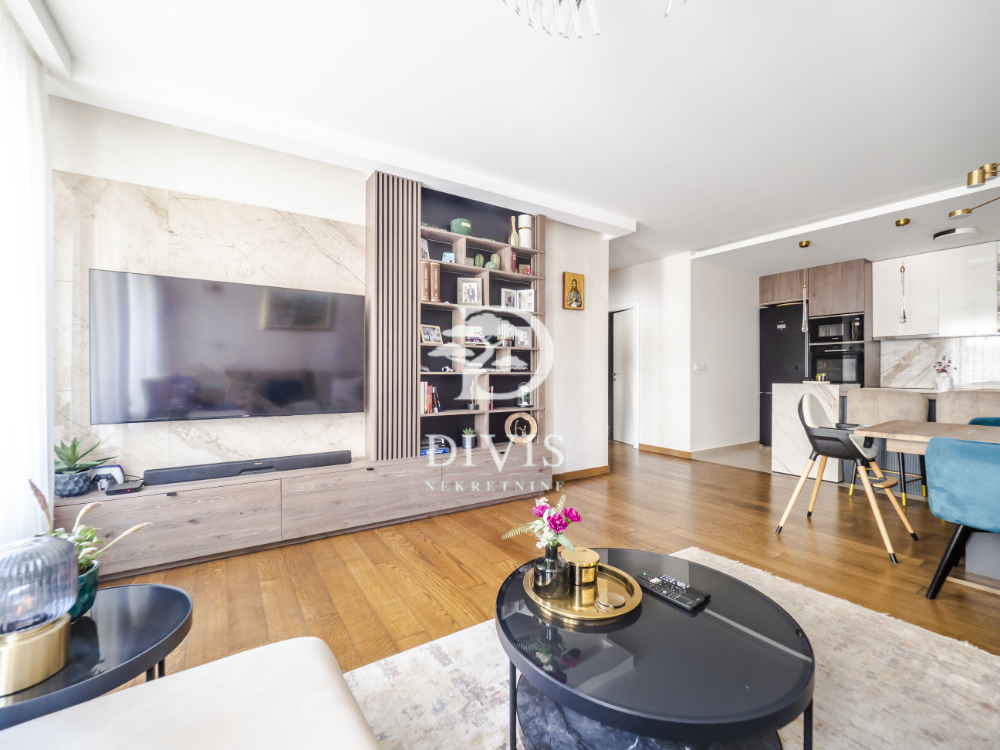 Prodajemo odličan 4 0 stan  110m2  Južni Bulevar 2