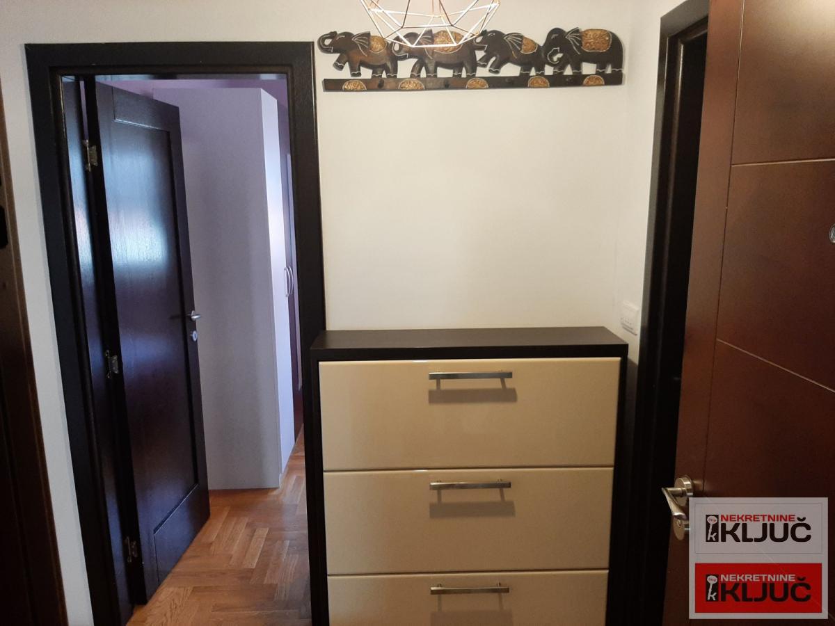 PODBARA IZDAJE SE DVOSOBAN NAMEŠTEN STAN 5