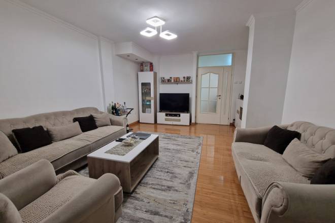 Renoviran  2 5 stan na Bežanijskoj kosi  69m2 1