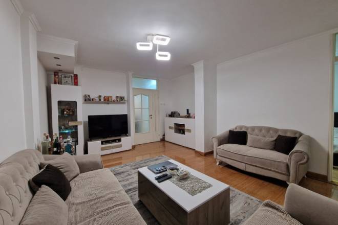 Renoviran  2 5 stan na Bežanijskoj kosi  69m2 2