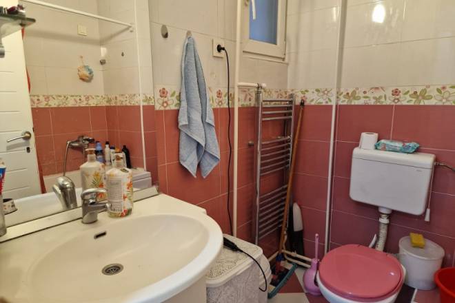 Renoviran  2 5 stan na Bežanijskoj kosi  69m2 5