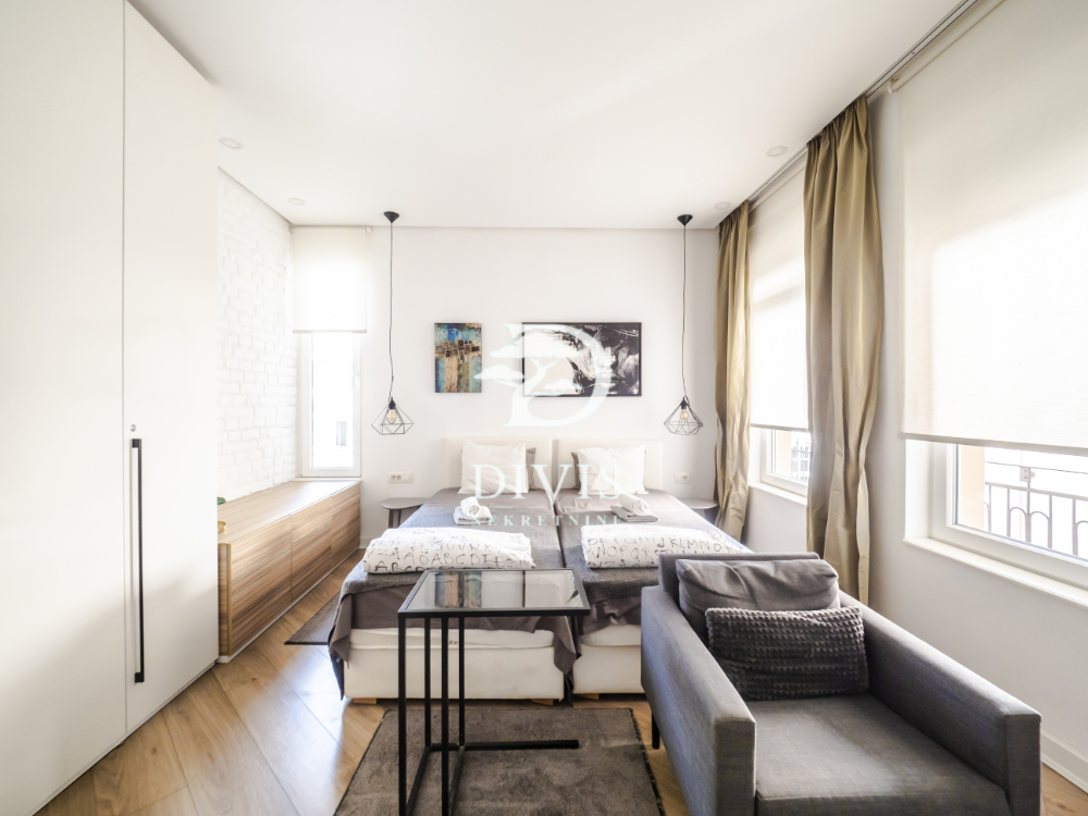 Trosoban stan u pešačkoj zoni  kod Knez Mihailove 3