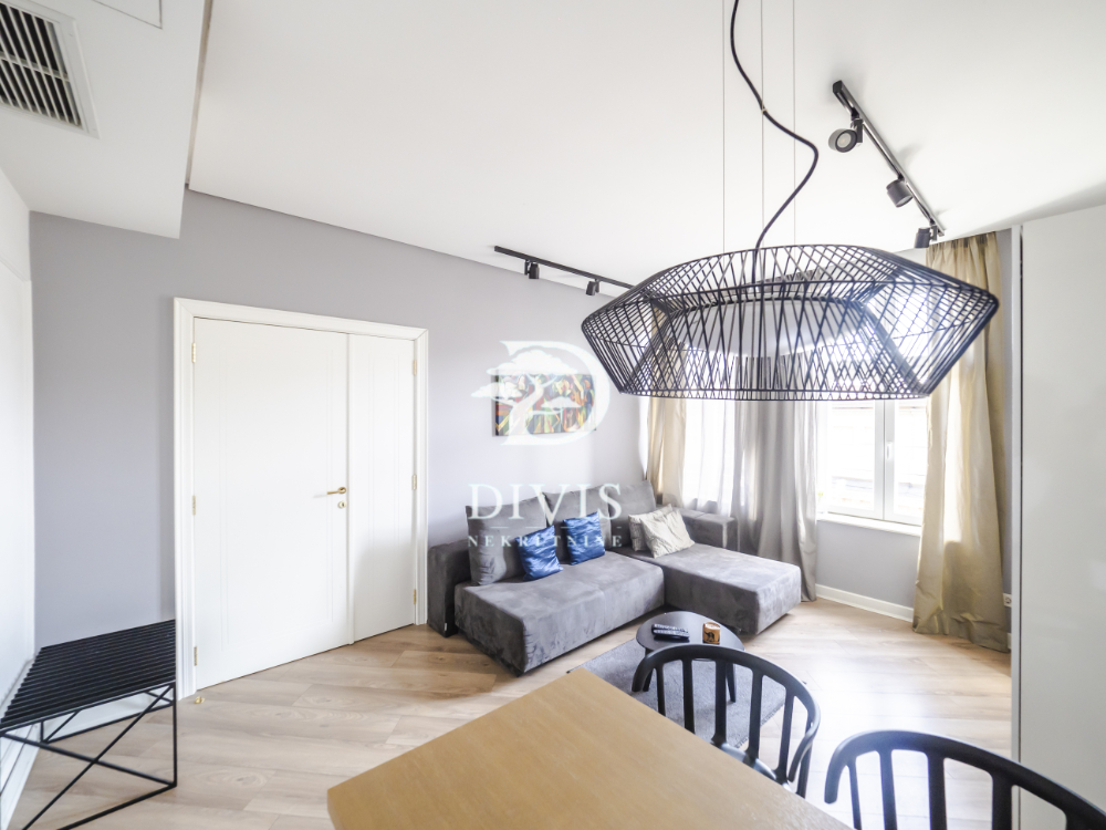 Trosoban stan u pešačkoj zoni  kod Knez Mihailove 1