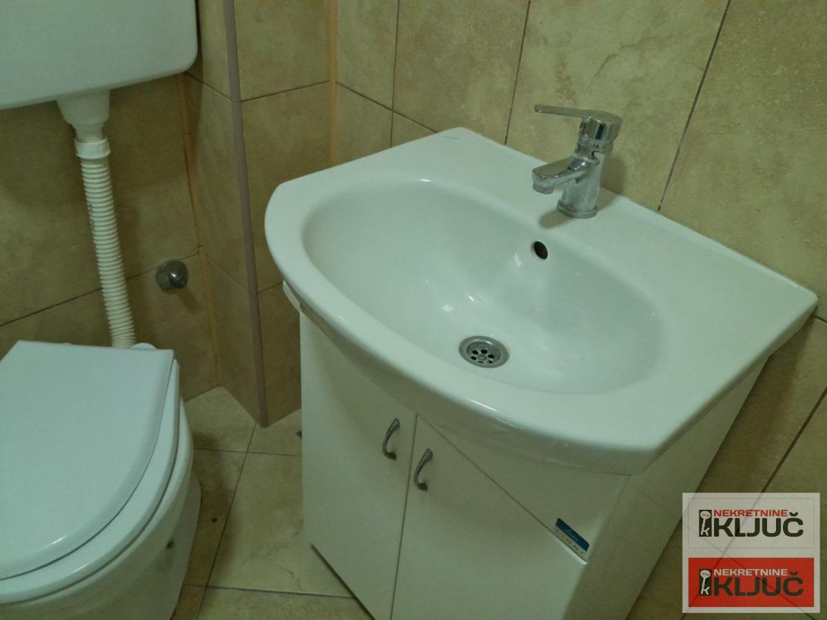 SALAJKA IZDAJE SE NAMEŠTENA GARSONJERA 10